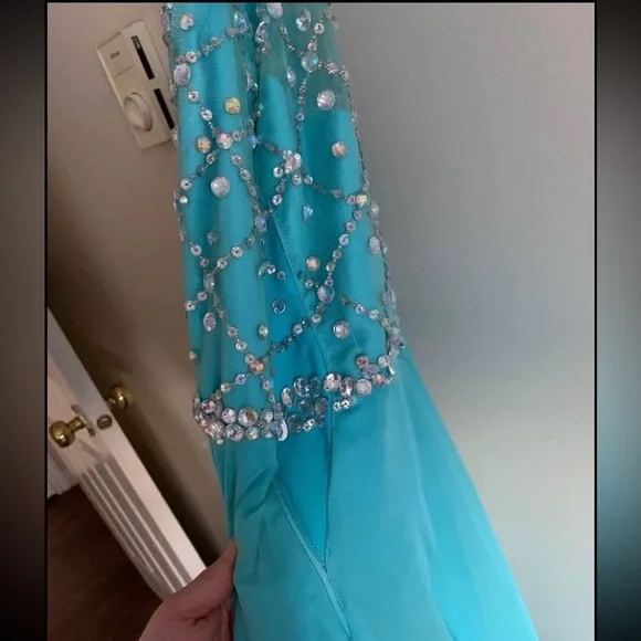 Prom dress - Picture 2 of 4